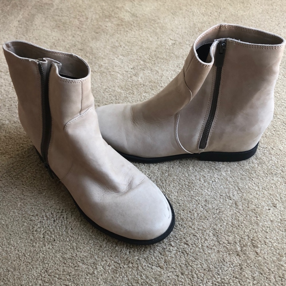 Tan Kenneth Cole Reaction ankle boots